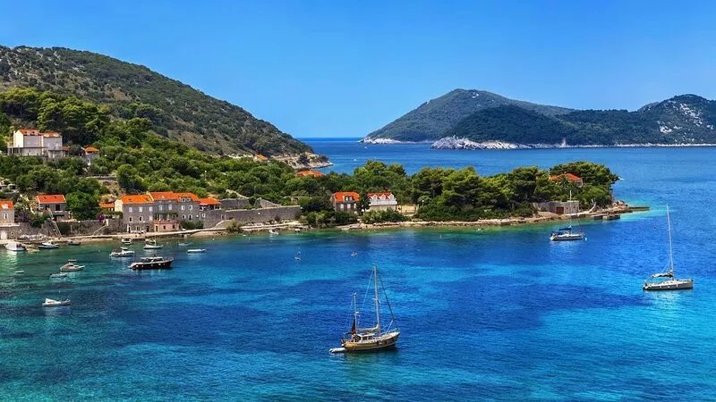Family apartment surrounded by ancient walls, two meters from the sea