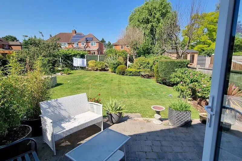 Modern fully self-contained Annex, free Parking private off street, large Garden