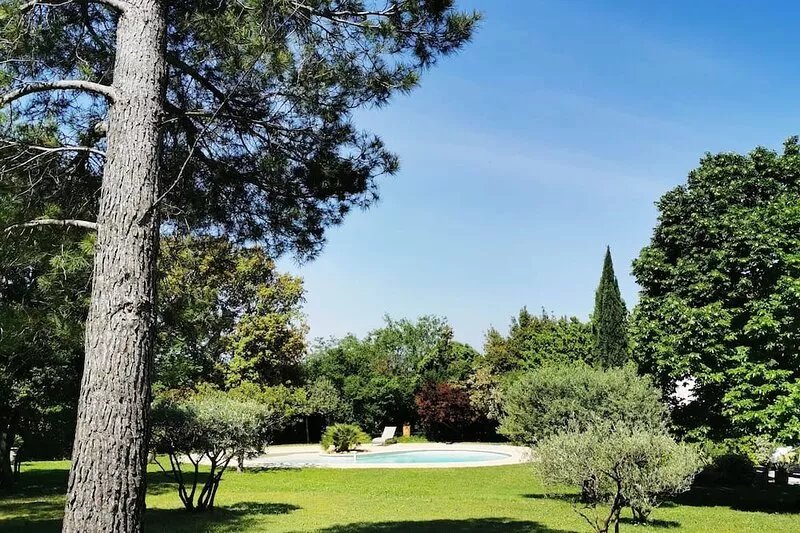 BEAUTIFUL ARCHITECT HOUSE IN A GREEN CASE NEAR AVIGNON