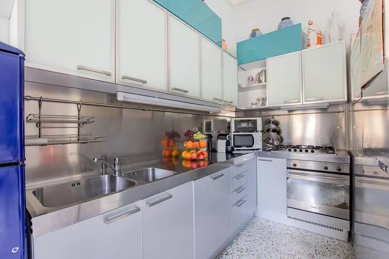 Unique lifestyle, modern, airy, inside walls, free garage parking if handicapped