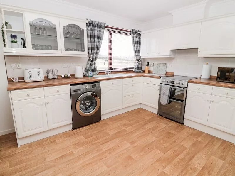 BROOMBAULKS FARM BUNGALOW, pet friendly, with open fire in Jedburgh