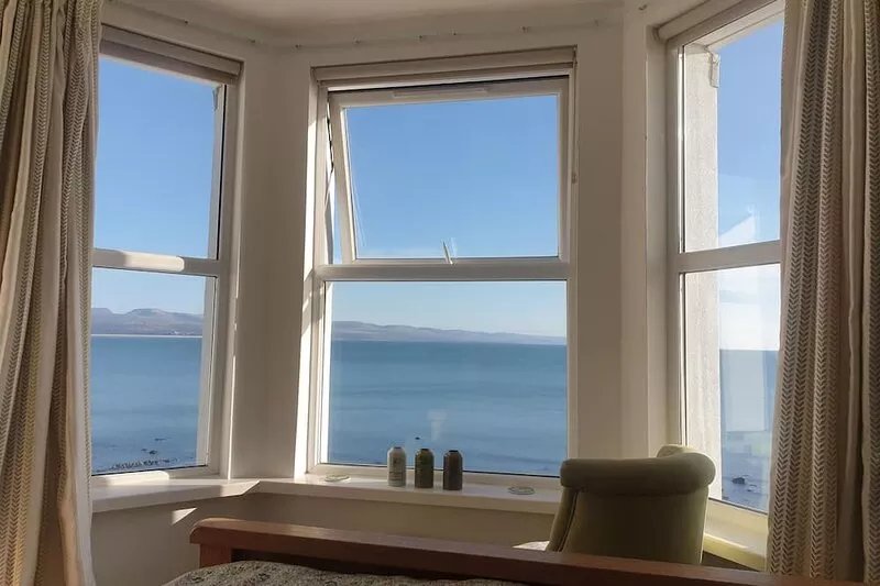 5* Stunning Victorian House, Sleeps 18, Located on the Seafront at Criccieth