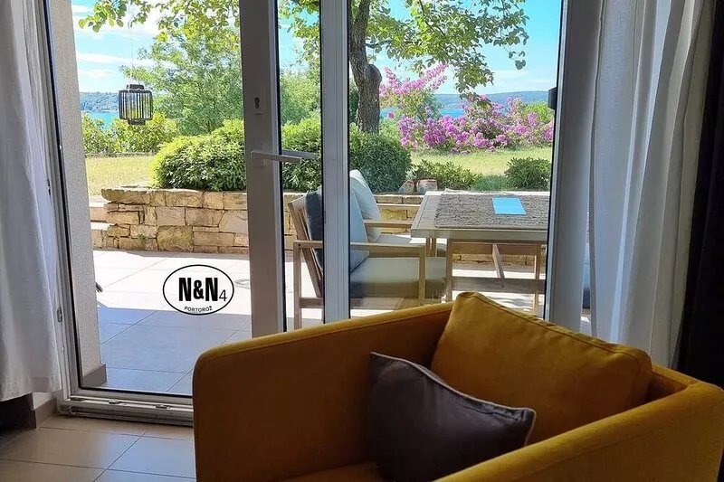 Deluxe One Bedroom Apartment with terrace N&N4