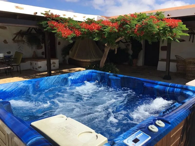 Rafael Grandfather House, with Jacuzzi, Pool, Wi-Fi, Petanque and Minigolf