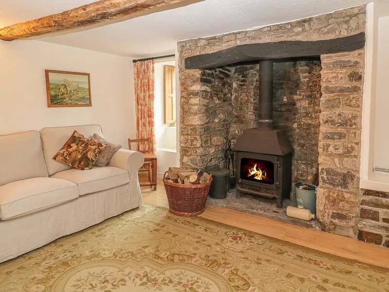 TURNPIKE COTTAGE, pet friendly, with open fire in Woolfardisworthy
