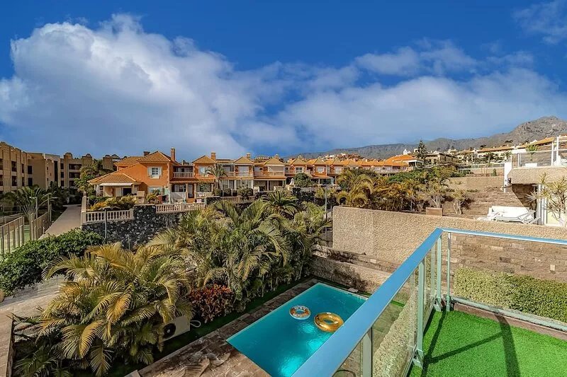 7 bed villa with private heated pool *28º for free & WiFi, 5 min walk from beach