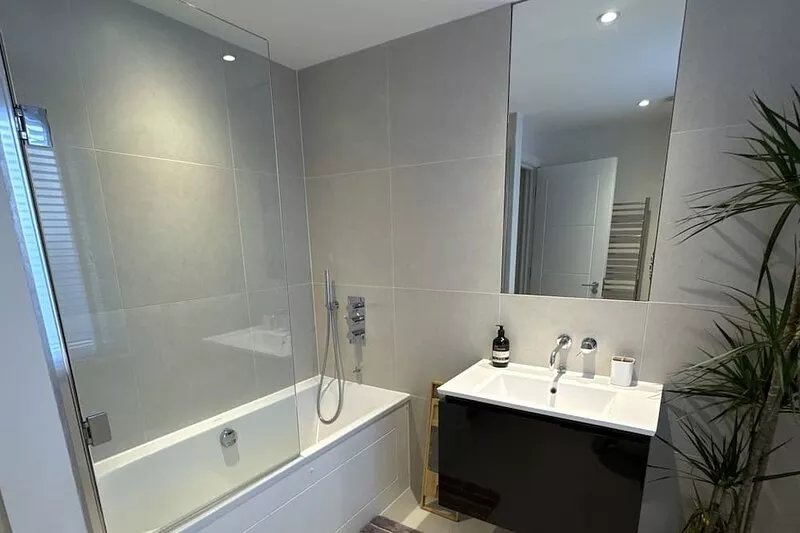 In the heart of Windsor, a spacious and light 2bed, 2bath, very near the Castle