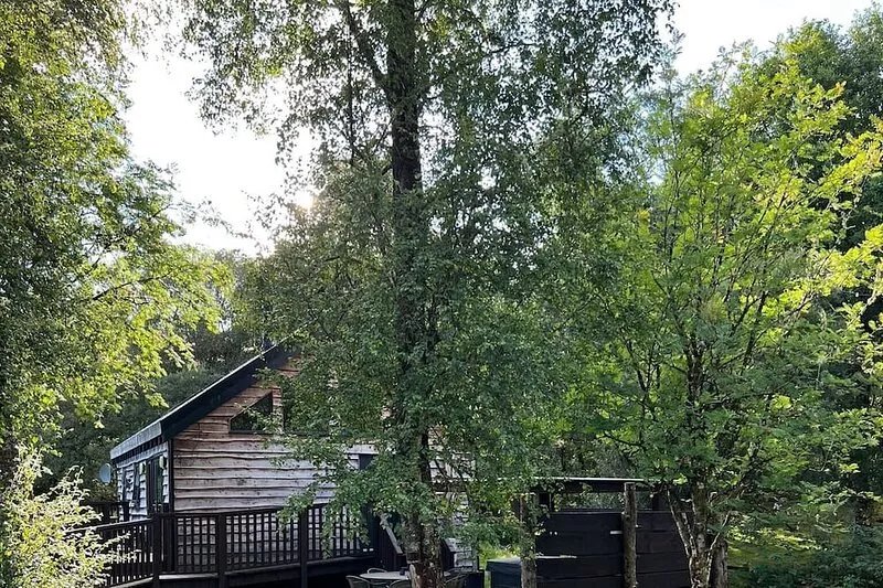 Bluebell Cabin - Charming, Well Equipped Log Cabin with hot tub & free wi-fi.