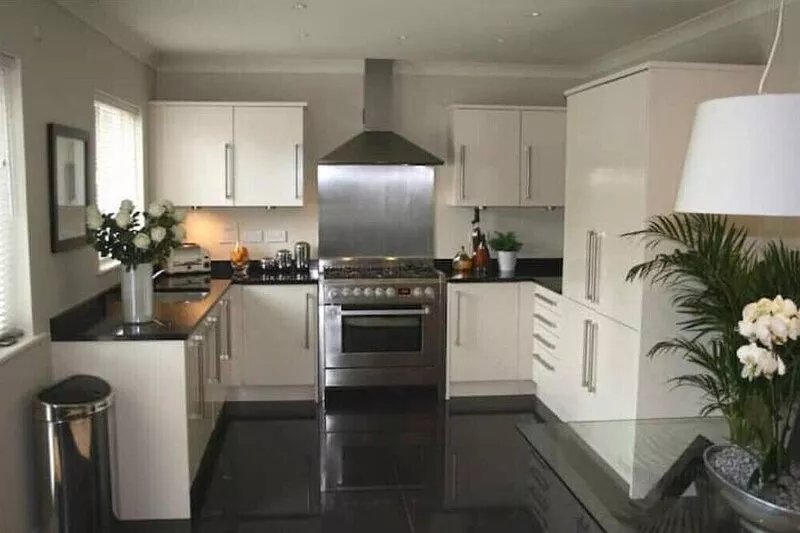 Stunning 5 Bedroom house with Beautiful Lake Views