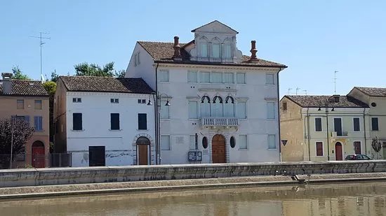 Palazzo del Vescovo - Biblioteca Comunale Giorgio Bassani