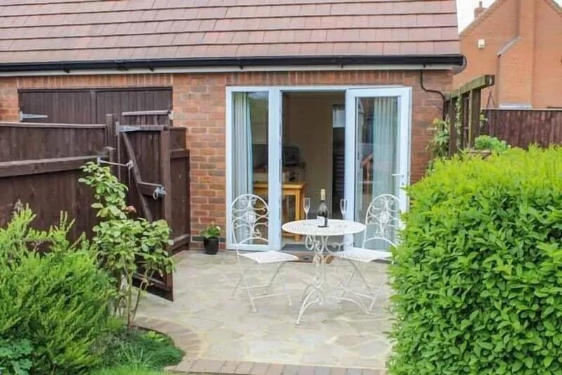 THE HERB GARDEN, romantic, character holiday cottage in Louth