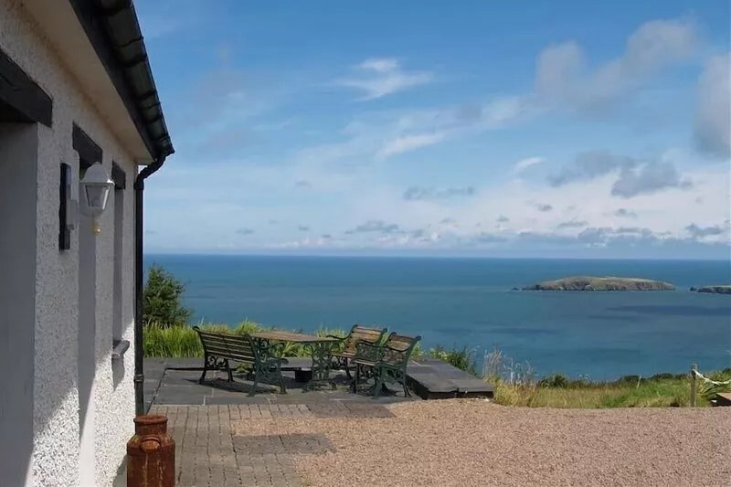 COCKSHEAD COTTAGE, pet friendly, with a garden in St Dogmaels