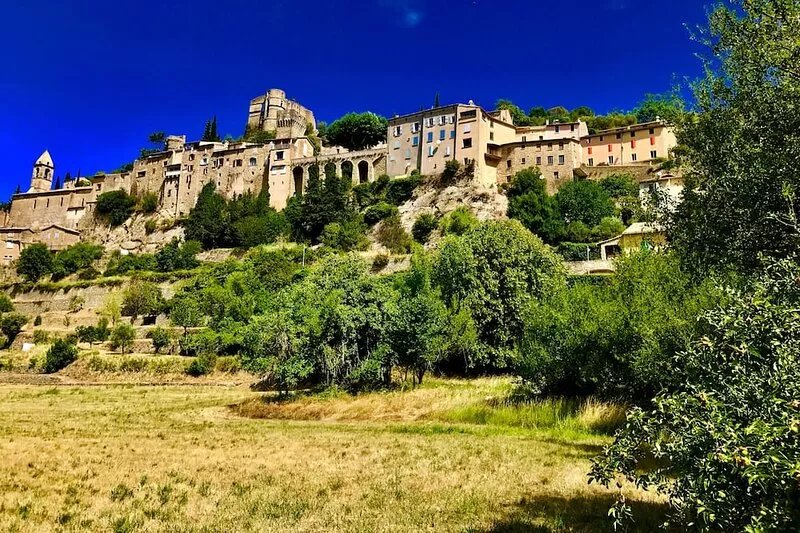 Provencal villa in a pine tree forest, 5 min away from Avignon, 8 persons