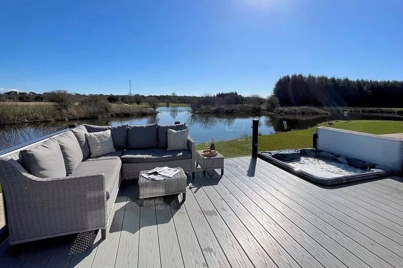Beautiful Luxury Lakeside Lodge Hot Tub Views Pass the Keys