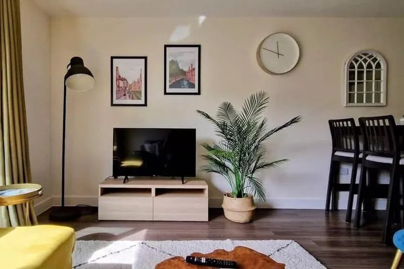 Stylish Apartment 1 min to Station with Balcony