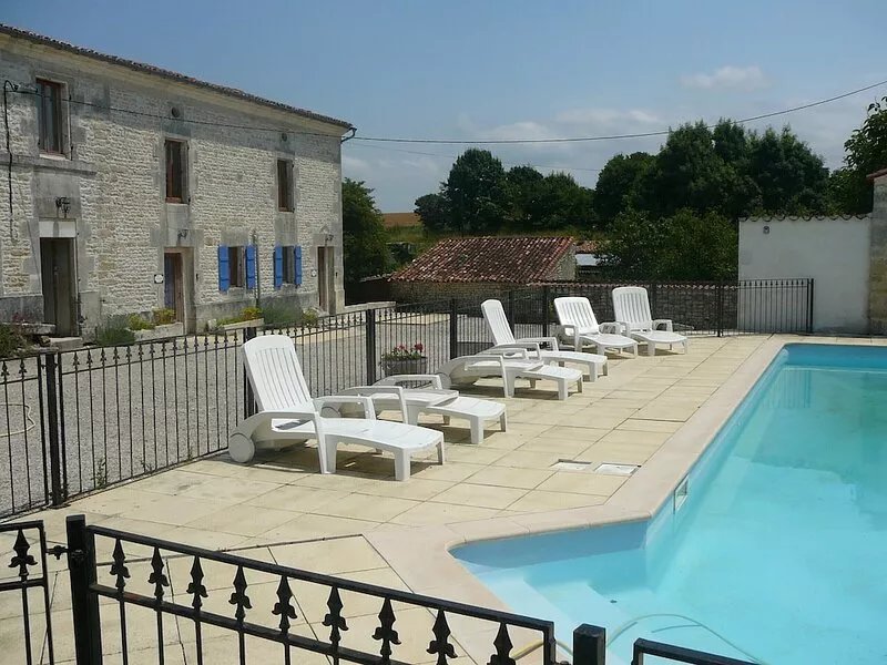 Spacious lovingly restored farmers cottage with pool, convenient location