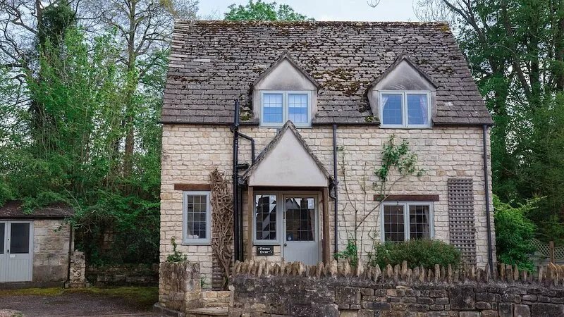A sudeley castle cottage that sleeps 6 guests  in 2 bedrooms
