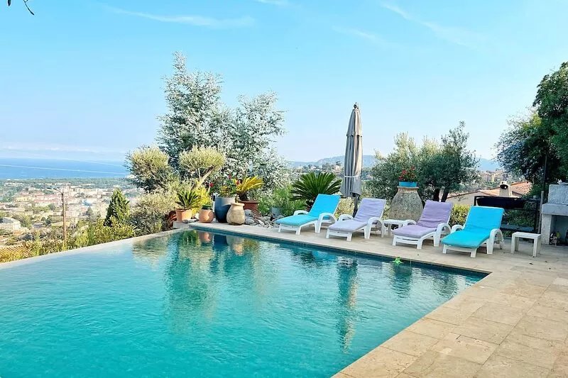 3 room apartment on the ground floor of a villa with sea view