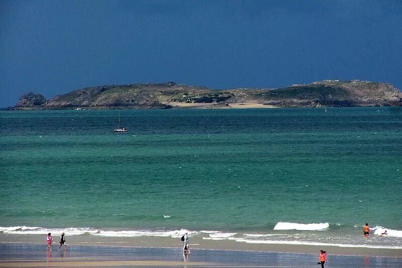 Detached house close to all stores and the beach 7 minutes walk