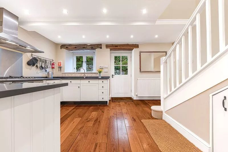 Rose Barn - barn conversion sleeps 6, new bathroom with parking