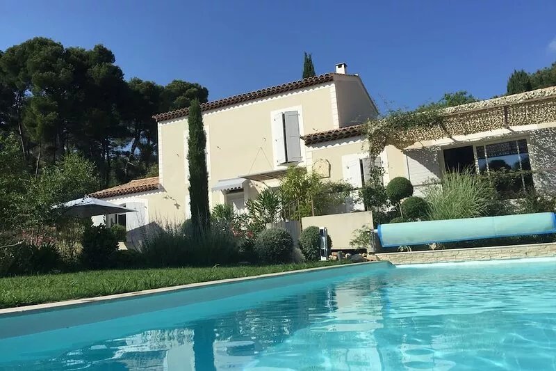 Mas with pool in the Alpilles / Plan yourself: Video by Drone