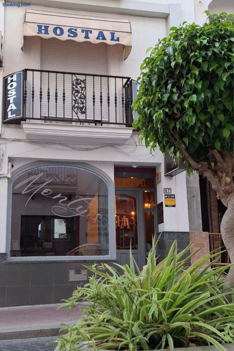 Monty's Sports Hostal Nerja