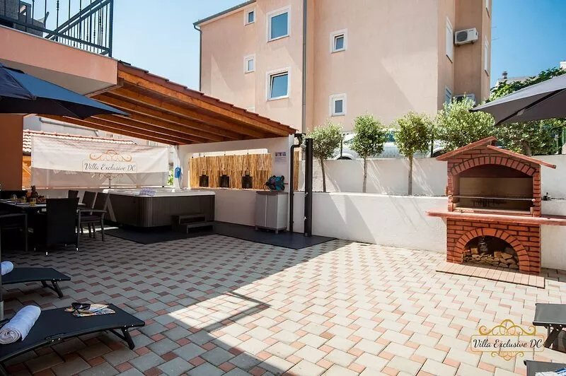 Holiday house for max. 10 people with heated outdoor whirlpool and grill, Vodice
