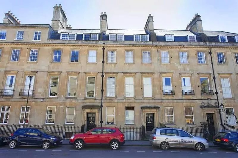 Light and airy romantic Georgian one bedroom flat for 2