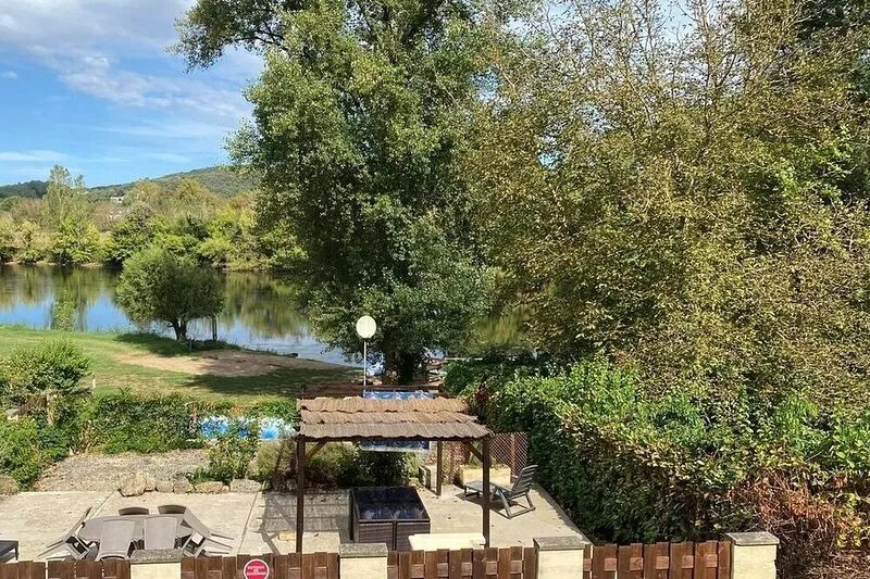 Charming Périgourdine from the 18th century on the banks of the Dordogne