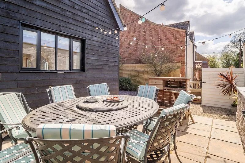 A delightful cottage conveniently located down a quite lane in the village