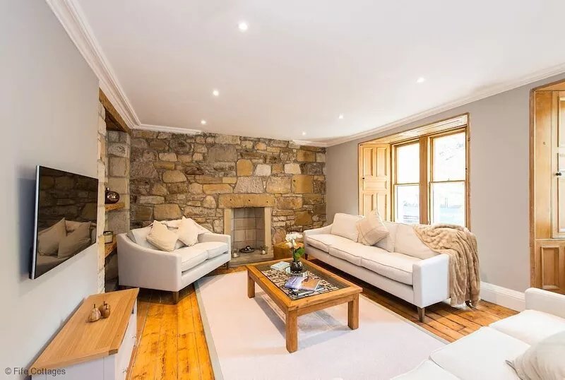 A beautifully renovated historic townhouse the sleeps 10 guests in 6 bedrooms