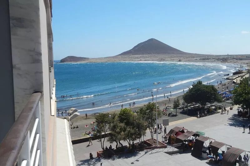 Lovely 2 bedroom apartment, terrace, sea view & wifi, 1 minute walk to the beach