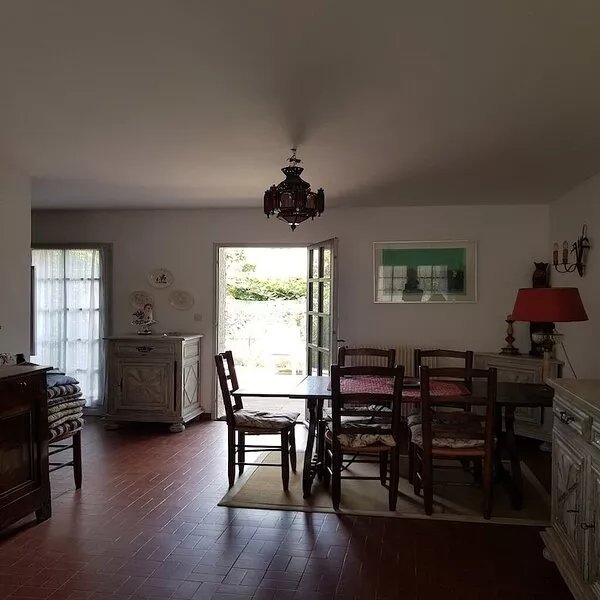 Very bright villa standing 5 minutes walk from the beach