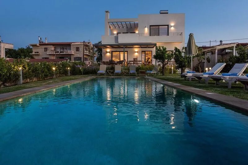 MOUSIKI, elegant villa with pool, terrace, and garden. 450 m from the beach