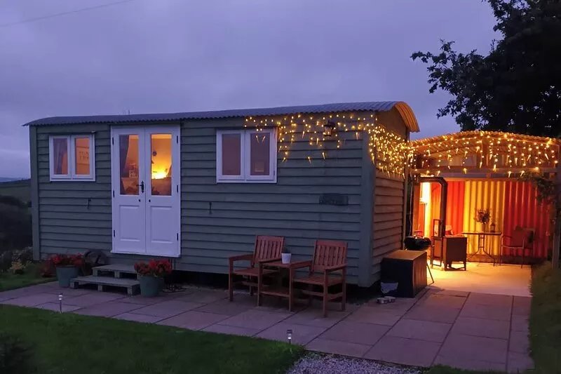 THE JOURNEYMAN LUXURY SHEPHERDS HUT, pet friendly in Barnoldswick