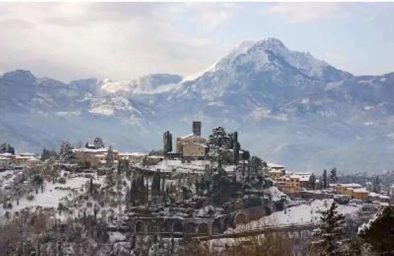 Barga historical center Charming apartment with garden