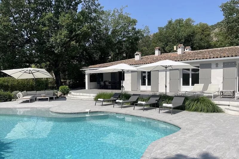 POMOTION - Near Ste Maxime, beautiful villa, view of the hills