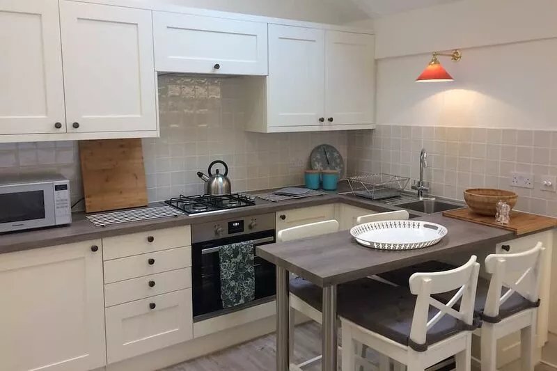 Well-located one-bedroom flat in leafy Chiswick, London
