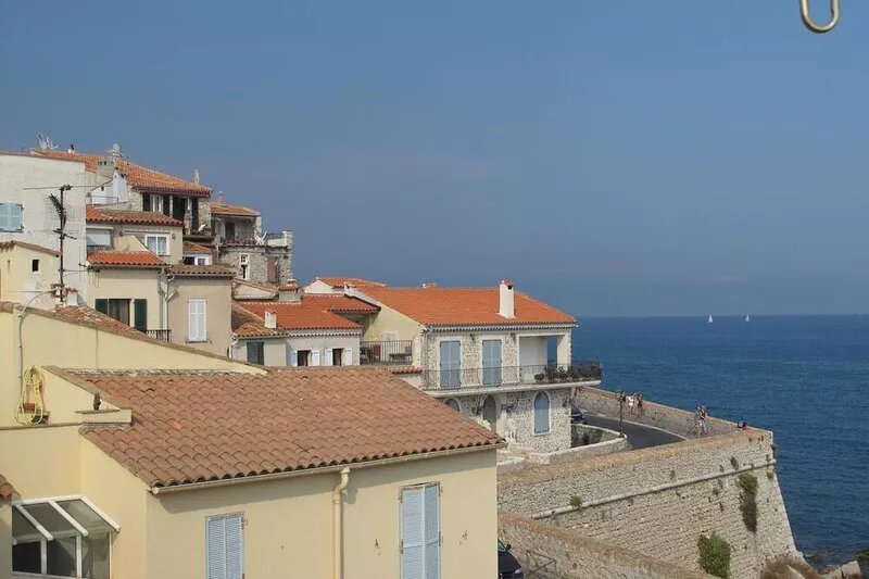 Characterful townhouse, centre of Old Antibes; terrace, sea view, sleeps 4