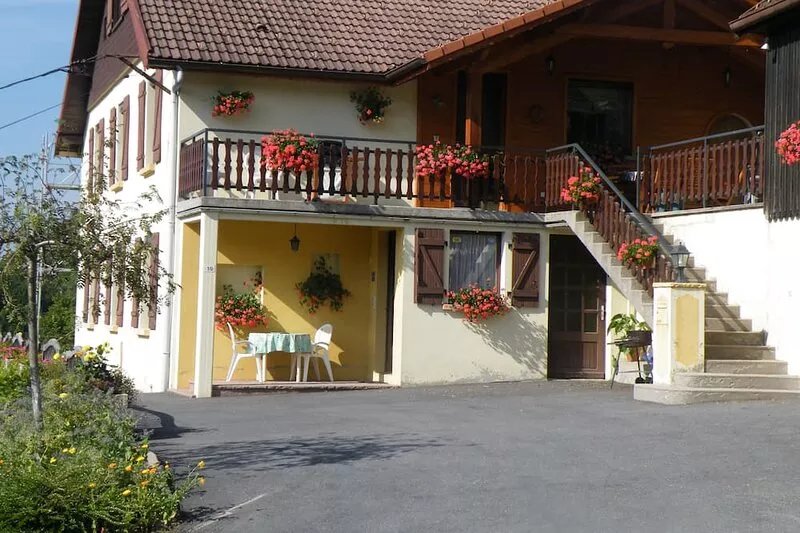 Upstairs apartment for 6 people