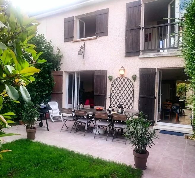 Town house in Chevreuse valley