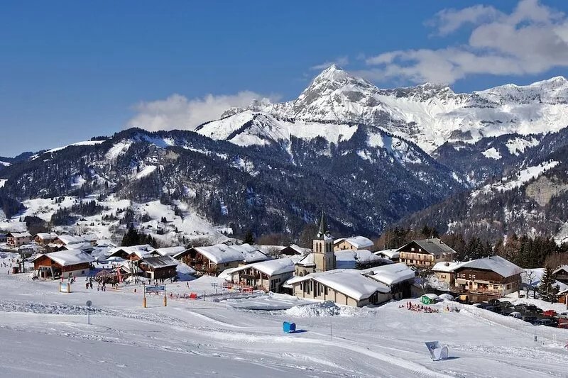 Crest-Voland, 300 m from the runs, shops in a residence of standing with a pool