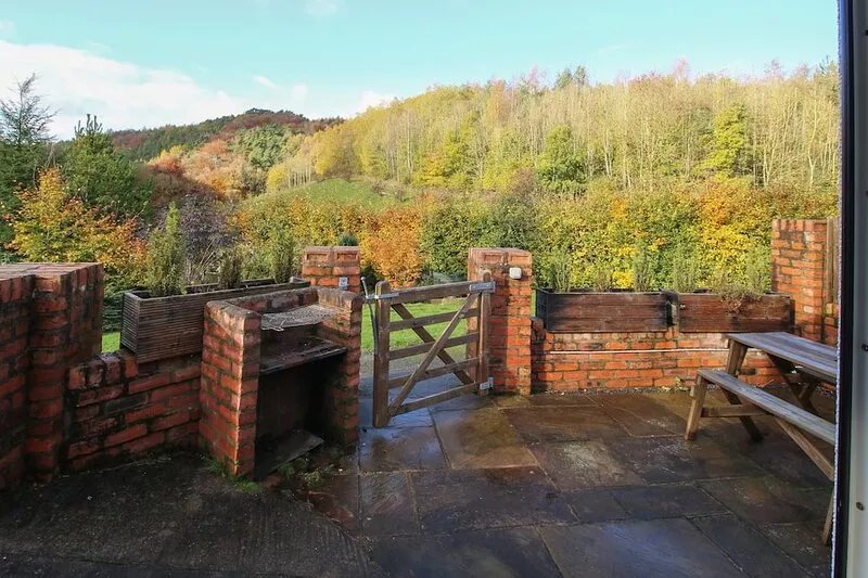 ALYN VIEW, pet friendly, with open fire in Llanarmon-Yn-Ial