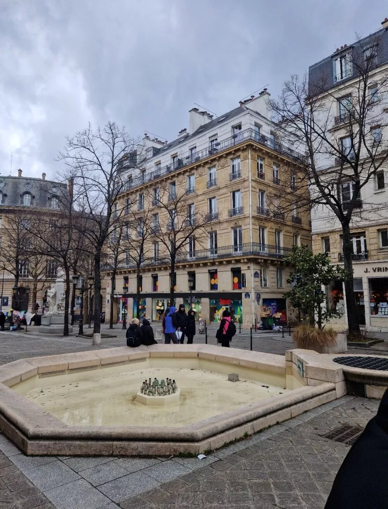 Place De La Sorbonne Fountain