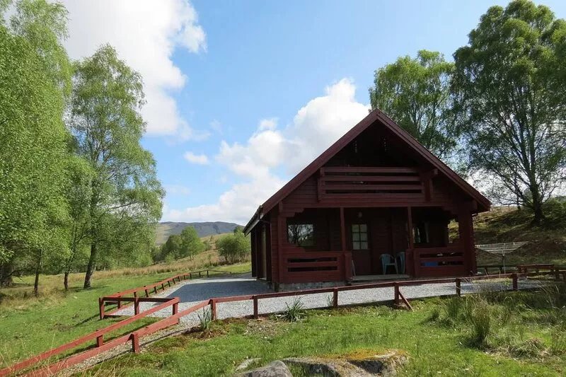 Pine Lodge Cosy Cabin With 2 Bedrooms. Open all year. 15 miles from Fort William
