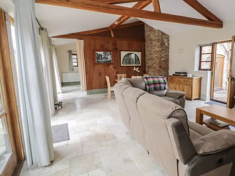 THE OLD DAIRY, pet friendly, with a garden in Newnham-On-Severn