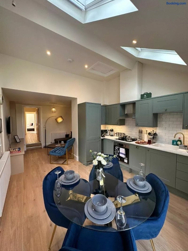 Central Cambridge Apartment by Tas