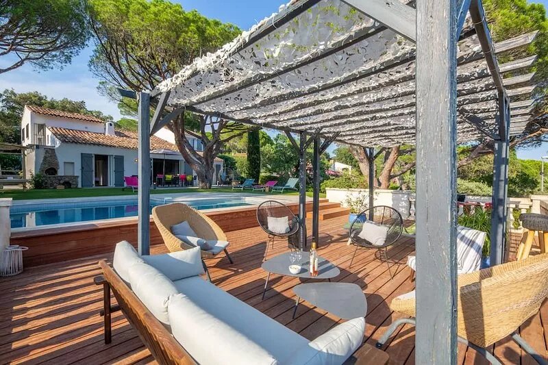 Charming villa, heated pool, beach and shops on foot