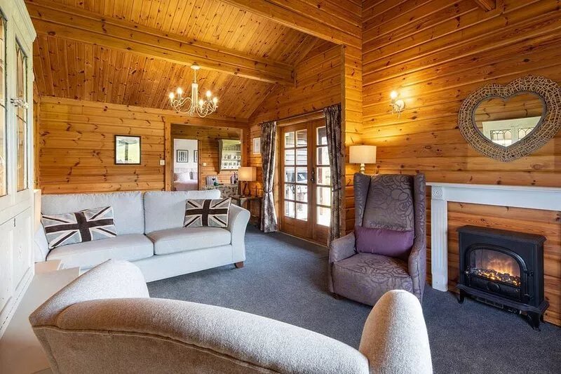 Curlew Lodge - sleeps 6 guests  in 3 bedrooms