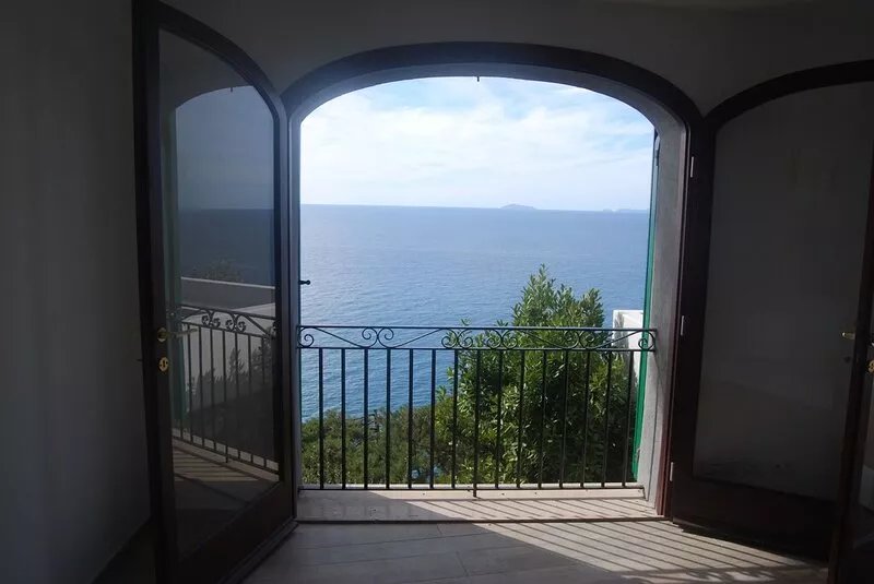 Located on the promontory enjoys unrivaled views of the sea and the islands.
